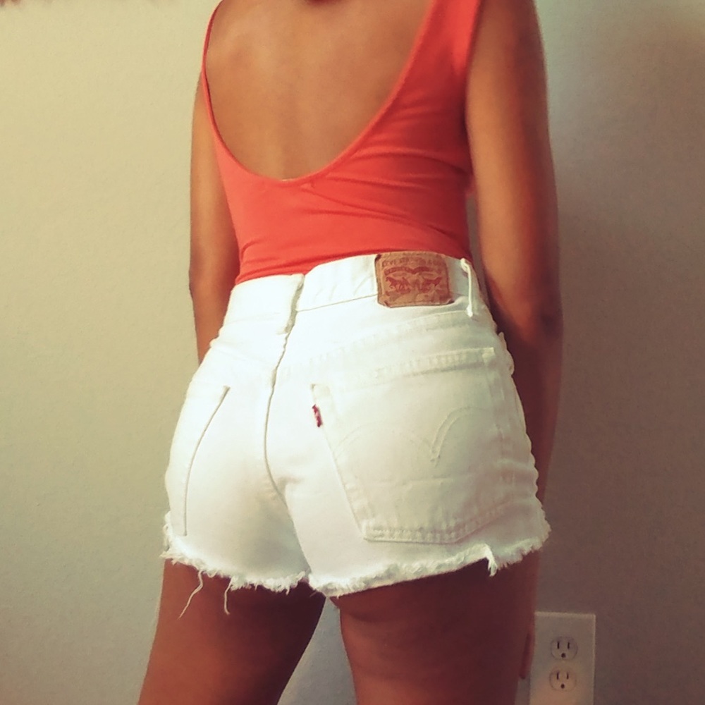Levi’s White Jean shorts✨😊